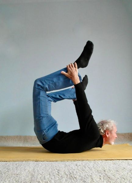 Datei:Shakti Dhanurasana Heinz Grill.jpg