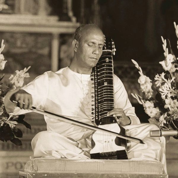 Datei:Sri Chinmoy spielt auf der Esraj.jpg