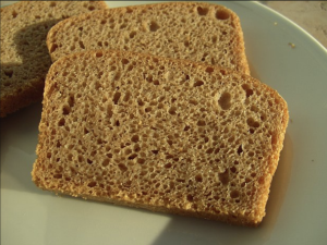 Schnitten von Brot auf dem Teller