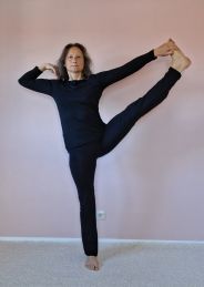 Anantasana als Variation im Stehen