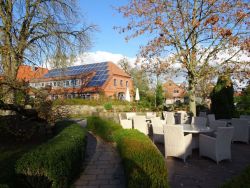 Der Michaelshof Sammatz bei Lüneburg ist 1985 gegründet worden.[8] Als Lebens- und Arbeitsgemeinschaft integriert er u. a. Wohngruppen für der Seelenpflege bedürftige Kinder und Jugendliche, eine Landwirtschaft oder den Bereich Forschen & Heilen.[9] © Foto: GrünesBand Deutschland