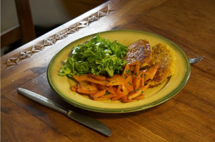 Speise mit Getreidebratlingen, Karotten und Salat