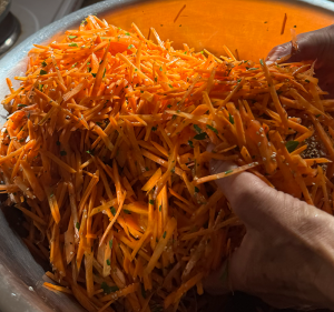 Zubereiten eines Karotten Salates