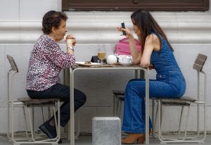 Zwei Personen sitzen in einem Restaurant