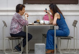 Zwei Personen sitzen in einem Restaurant
